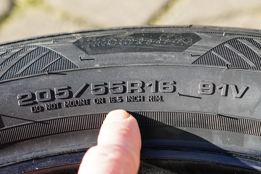 Do wider tires decrease gas mileage?